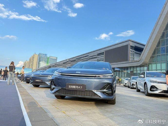 吉利银河A7，惊喜价格8万起！只需9万即可开走。第一个猜中价格的朋友将获得专属红