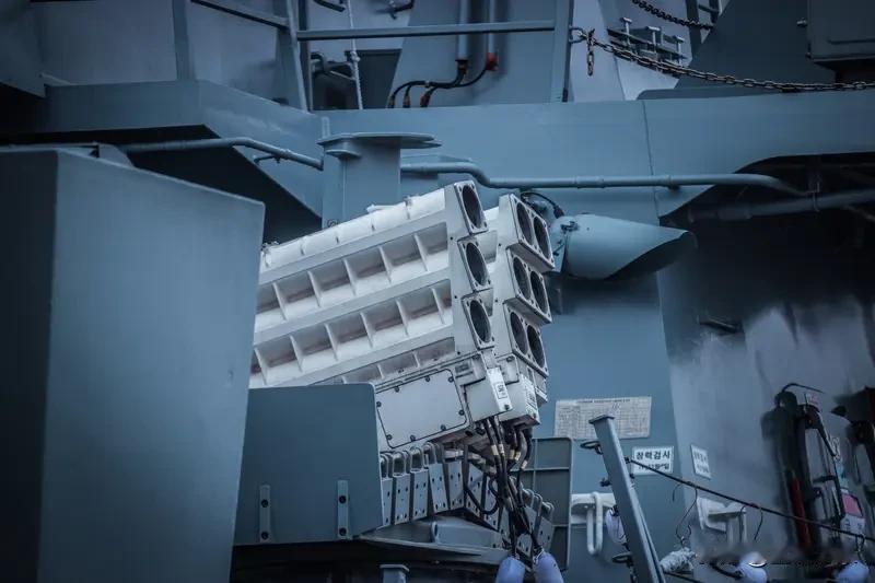 最近社交平台流传着一段超炸裂的视频，说日本电磁炮以高超音速直接击毁万吨级靶船。我