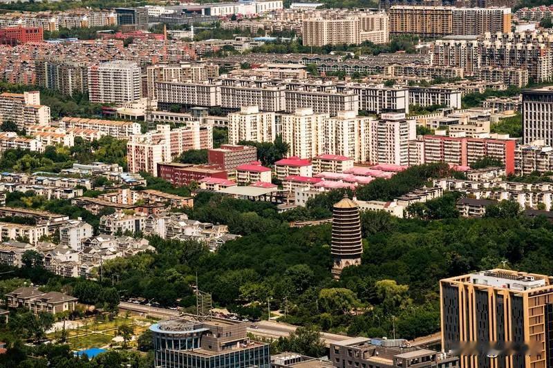 北京楼市：行情从2020年10月启动，一路涨到2023年4月。海淀房价从8.