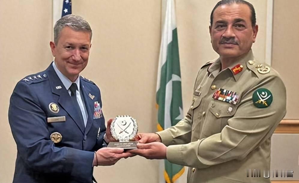 这个小胡子绝对不简单，穆尼尔原本只是巴基斯坦的“九门提督”，经过两任总统、总理的