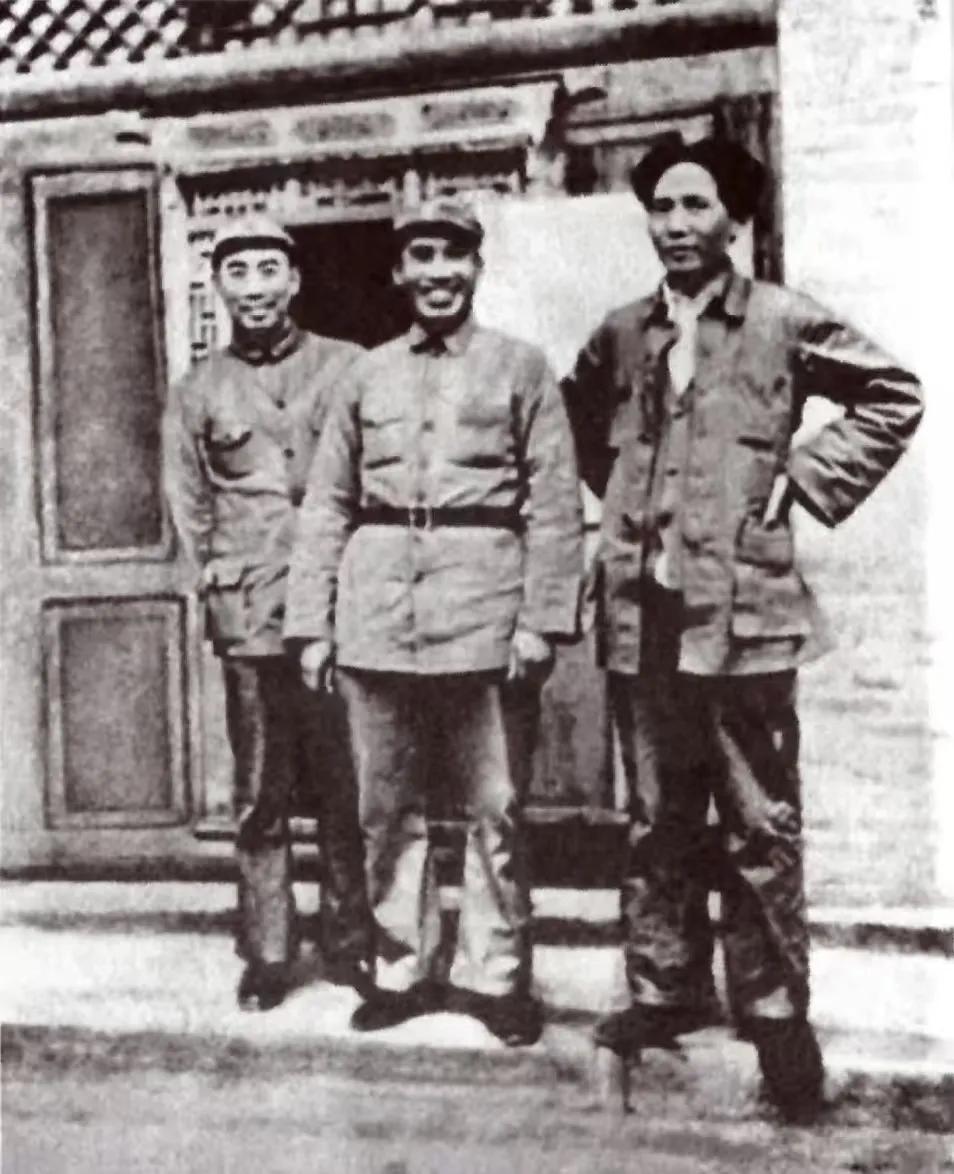 1937年，长征到达陕北后，三位领导人最早的合影。从1921年开始，苦斗16年，