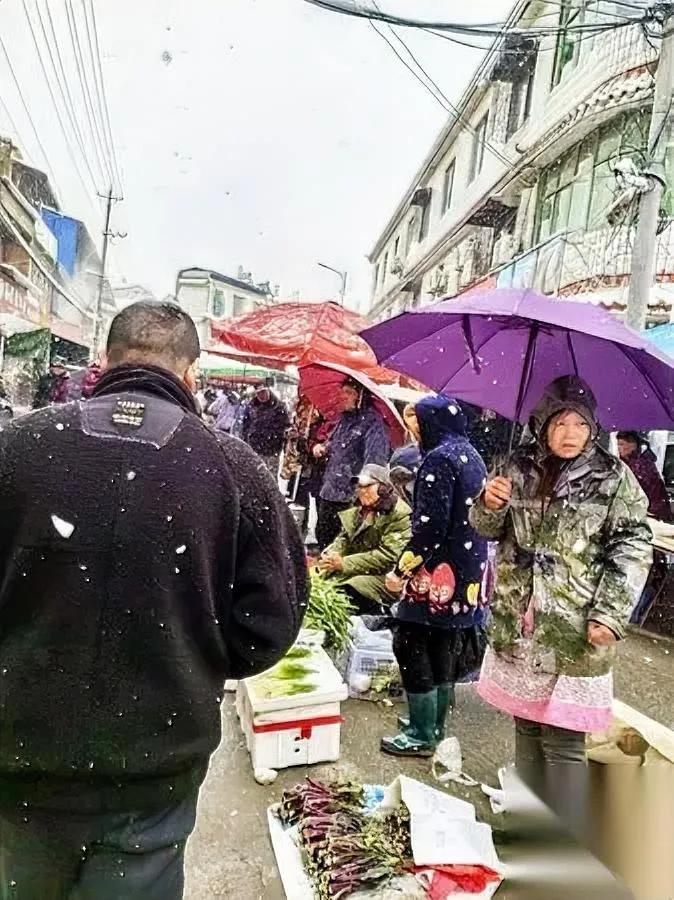 武汉-4℃！街头惊现…寒风中，小贩们缩着脖子守摊。手冻得红肿皲裂，脚踩脏靴子
