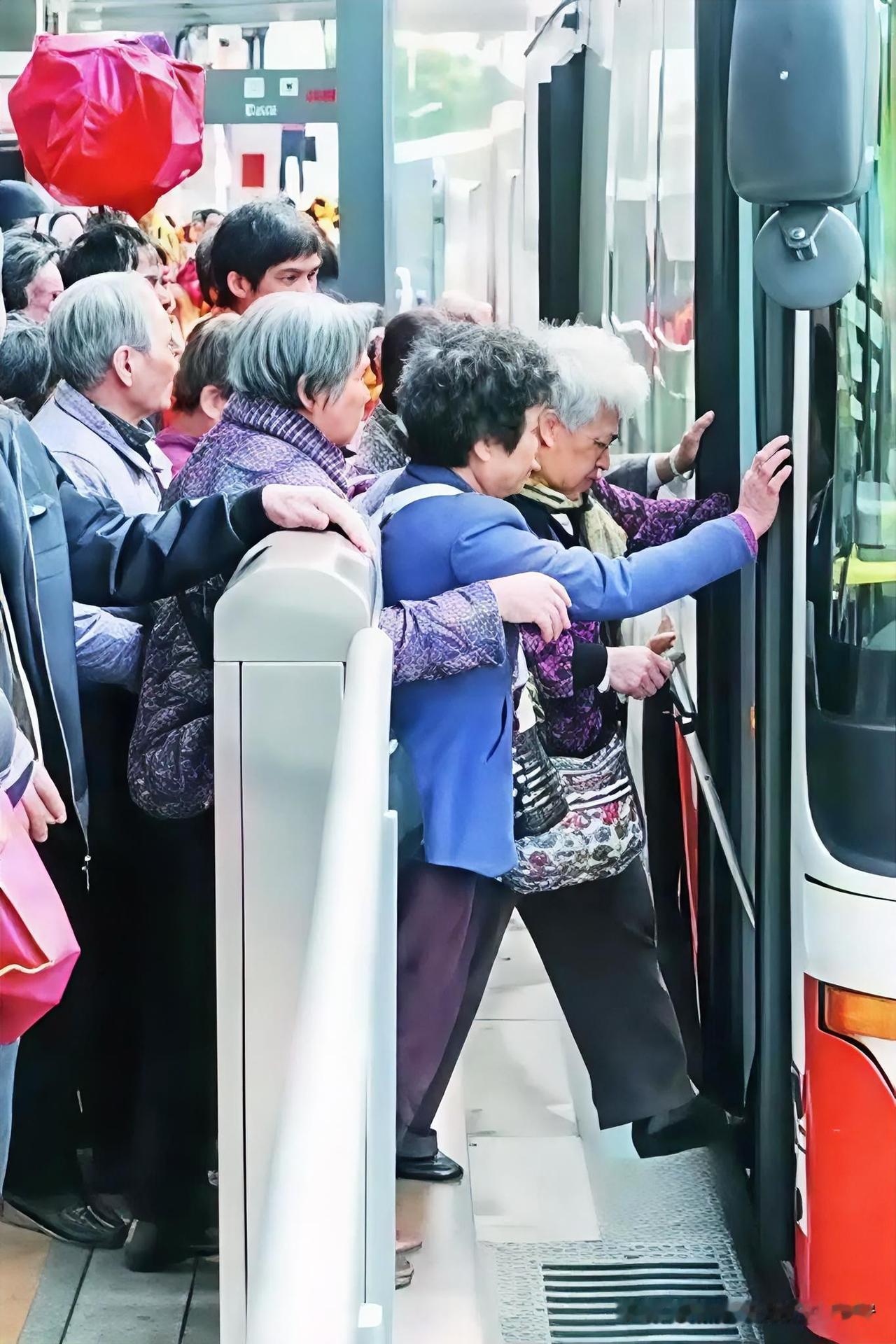 现在的公交车已经变成了“老年人专车”。年轻人要么摩托车，要么9号，最次