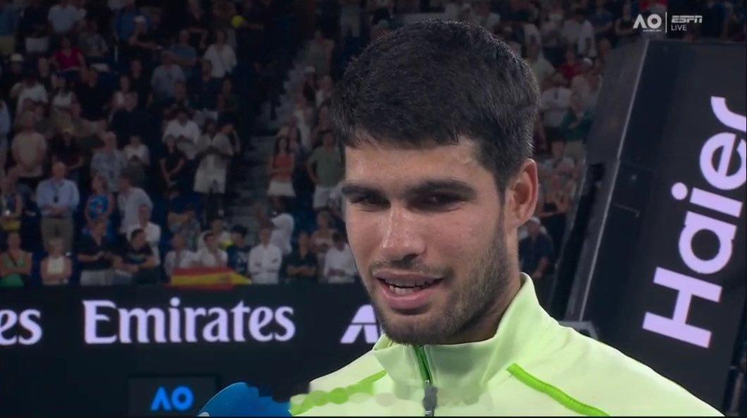 卡洛斯·阿尔卡拉斯在击败德米纳尔首进澳网四强后接受采访记者："对阵像亚历克斯这