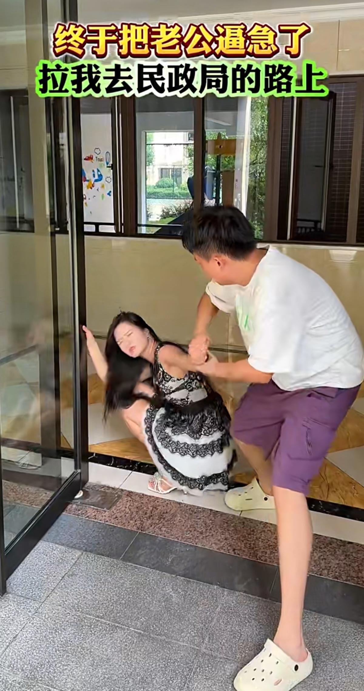 楼道的玻璃门前，男人情绪彻底崩溃，执意要拉着女生赶往民政局办理离婚。女生死死拽住