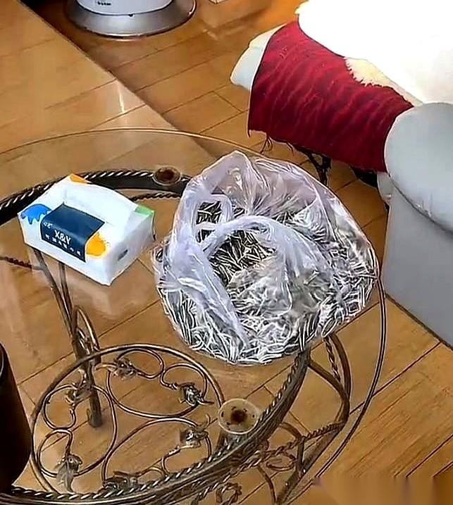 我老公最近有个怪癖。天天雷打不动，搬个椅子坐阳台上。就他那个专属“王座”，嗑