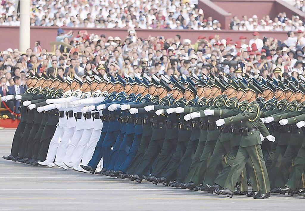 岛内资深媒体人符芝瑛今日发文写道：“中国大陆九三阅兵后，美国高层嘴硬但心里真怕，