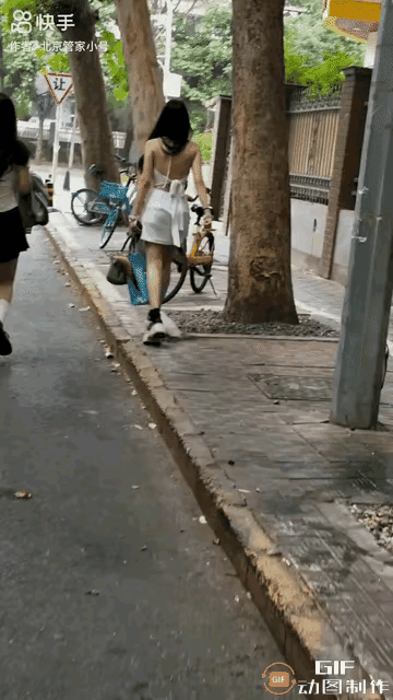 “天生的坏[无奈吐舌]！”这是发生在大街上的一件事。一位穿着时尚的姑娘不知道为什么？