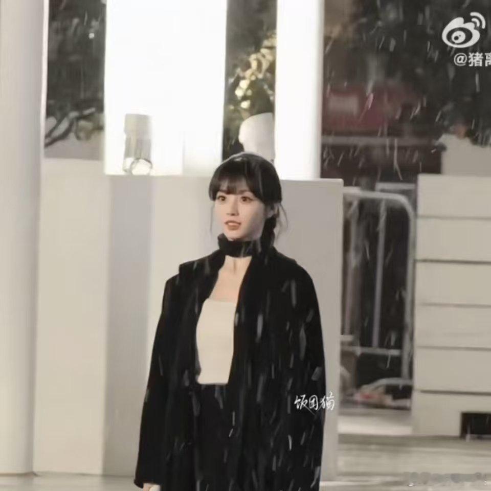 田曦薇天才女友雪中路透田曦薇天才女友雪中氛围感田曦薇天才女友雪中路透，bb好美，