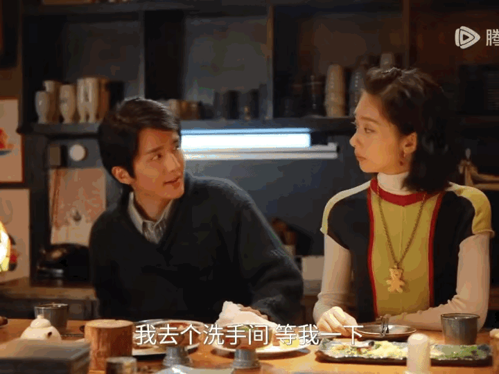 《淬火年代》柳钧上厕所的功夫于珊珊偷偷拿起了他放在桌上的手机，打开看到了最新联系