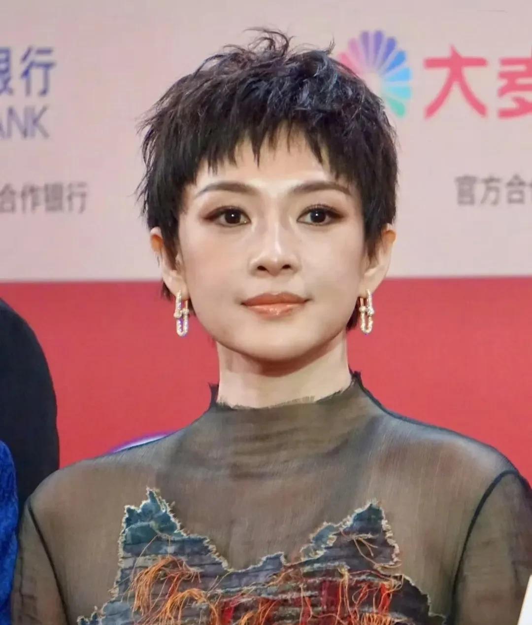 章子怡这是怎么啦？剪了短发的她，看不出有多飒爽，反而她的眼神里，少了以前的决绝