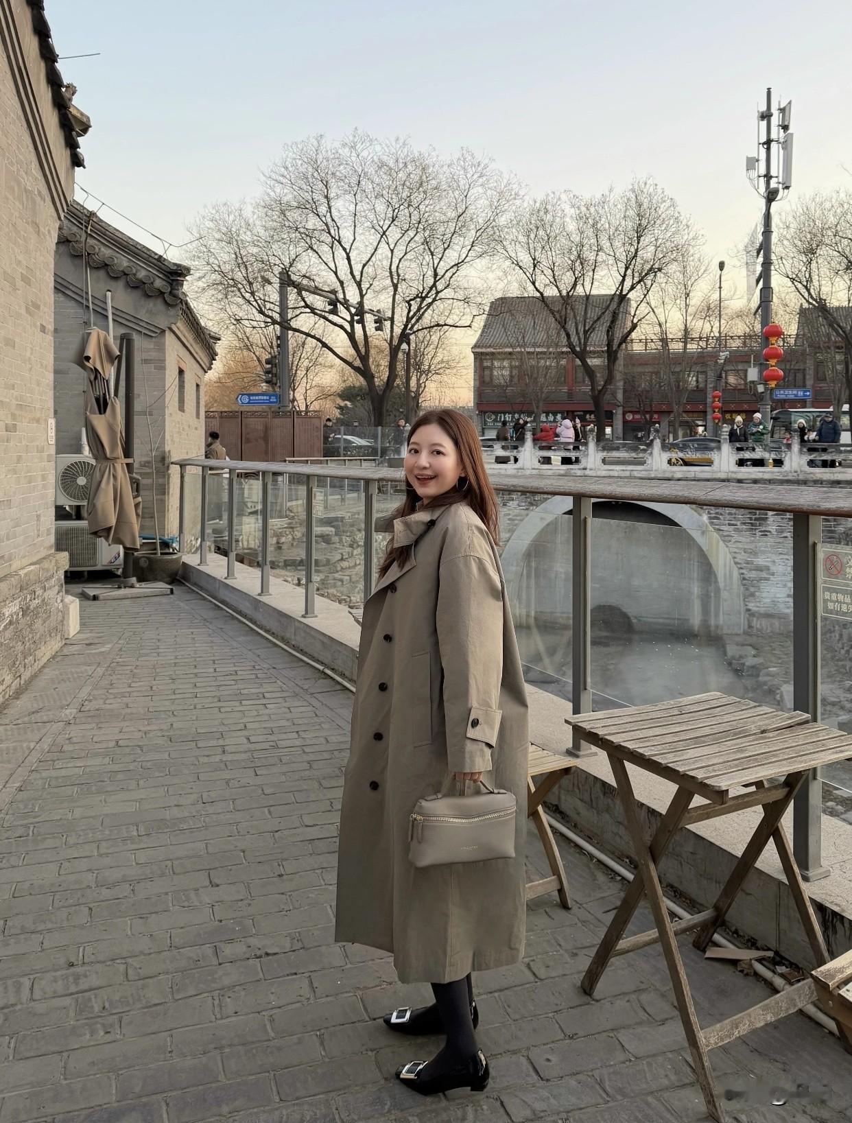 还有智慧与幽默并存的女人，和她们交流能激发思考，还充满欢笑。她们能把生活的琐碎变