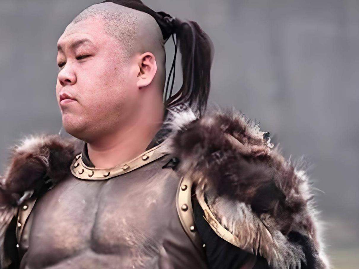 隋大业九年，秦琼在瓦岗寨，见一刚投寨的喽兵竟能轻松拉开自己的铁枪，他暗自心惊：“