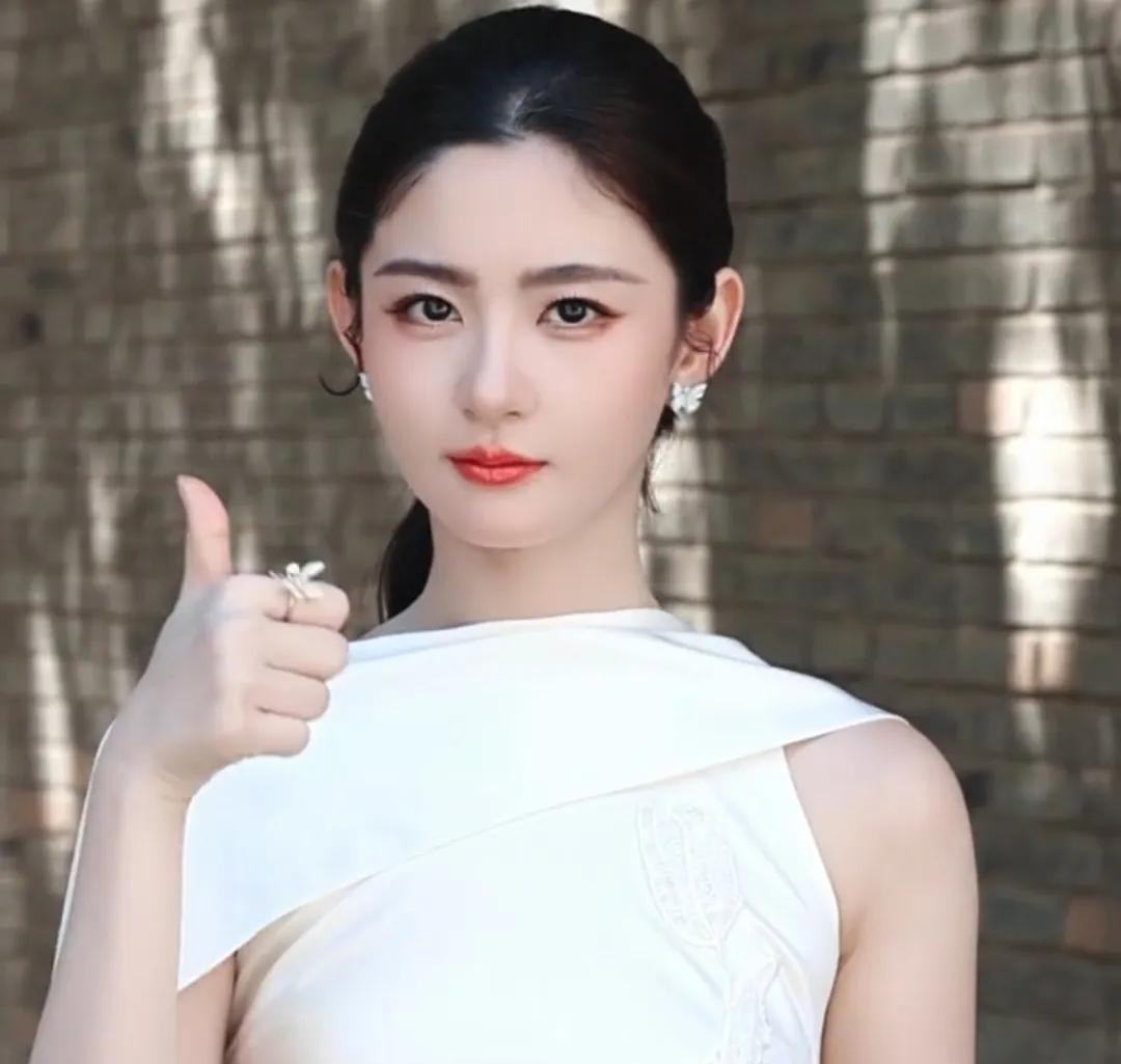 赵晴可以出演凡人剧版第二季的乱星海第一美女，紫灵仙子，还是凡人里面的妆容好看，清