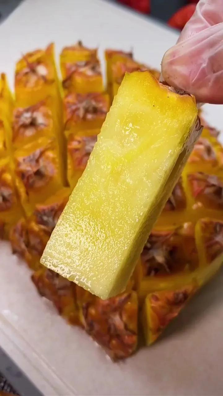 办公室有个爱表现的大姐，确实特别显眼，平时就总抢着刷存在感，今儿有同事买两个大菠