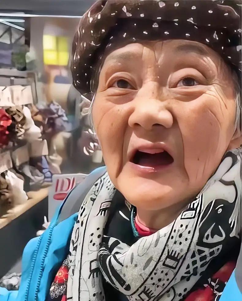看哭了！2026年五一假期，陕西西安大唐不夜城夜市，一个小伙带着妈妈旅游。妈妈看