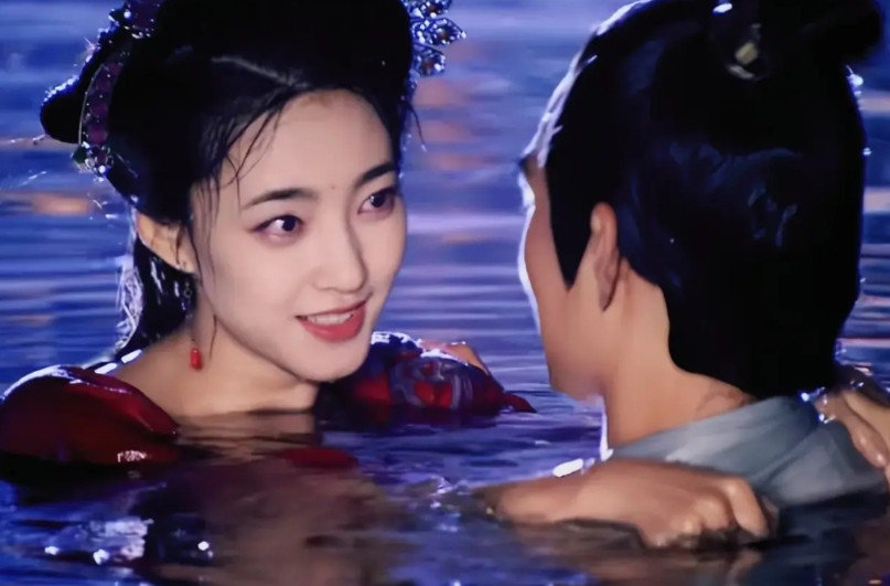 看到大家都很惊叹王丽坤去演短剧，其实这没什么惊讶的，她去演短剧的原因只有一个，那