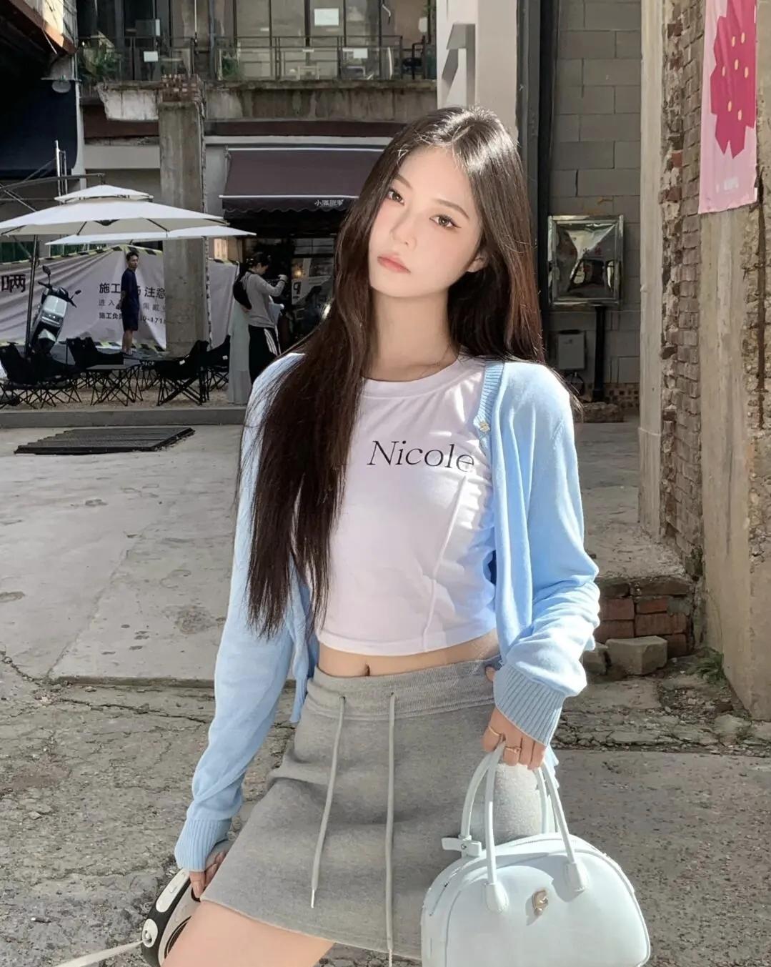 漫无目的的街头漫步，穿搭舒服，心情也跟着轻盈起来～