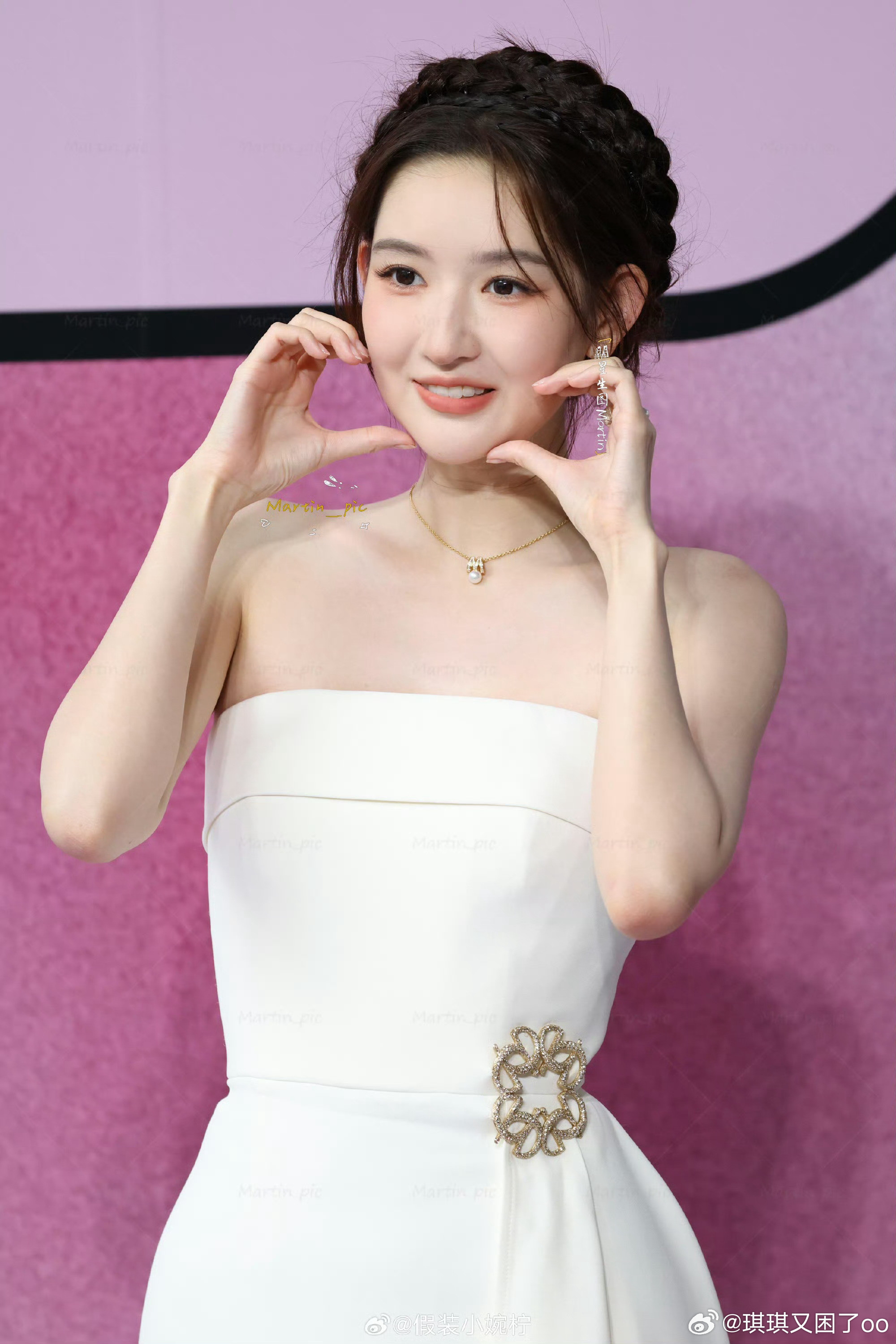 王玉雯花式比心生图谁被王姐花式比心击中！无滤镜生图氛围感拉满，一套比心丝滑流畅，