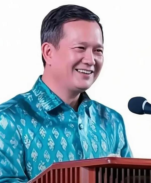 就在刚刚柬埔寨首相洪玛奈宣布了！要论中柬关系的根基，那得从“爷爷辈”的交情说