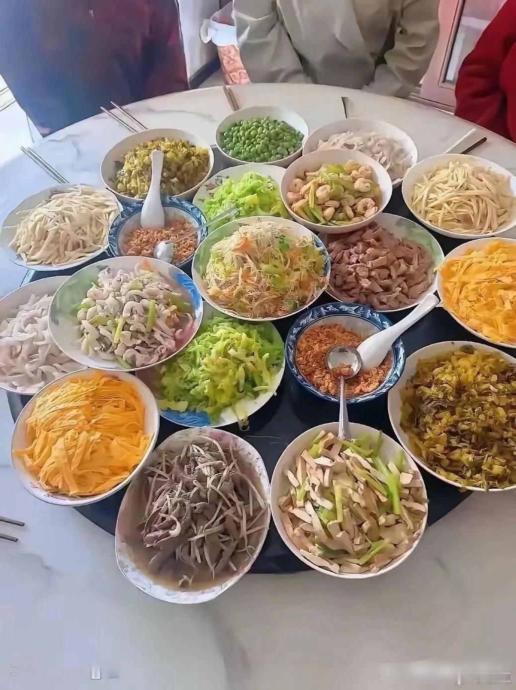 你喜欢吃哪一桌？