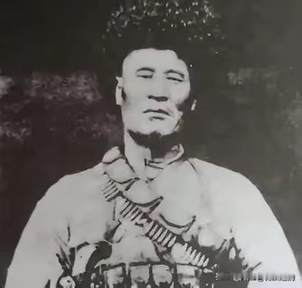 1949年12月，解放军在追击马家军残匪时，司号兵杨忠孝打死了一个穿着与众不同的