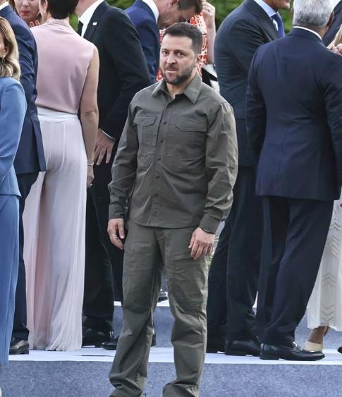 一片哗然！泽连斯基简直成了无期限总统。当地时间1月14日，由于乌克兰总统泽连斯