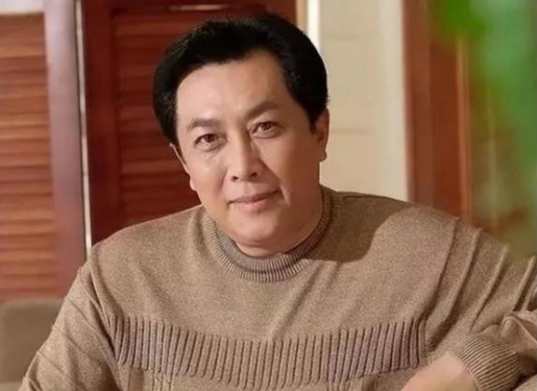 1990年除夕夜，唐国强的妻子洗完澡化完妆，用一根绳子结束了自己的生命，她留下遗