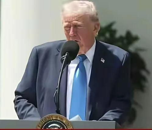 特朗普回答记者“你是不是开了个坏头”问题时说：“有没有有大量人员涌入中国？有没有