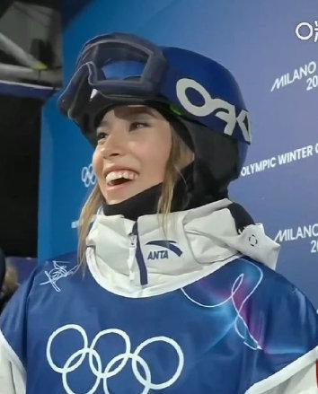 摔了一跤，反而把自己摔进热搜？谷爱凌这波真是绝了。米兰冬奥会大跳台资格赛，第