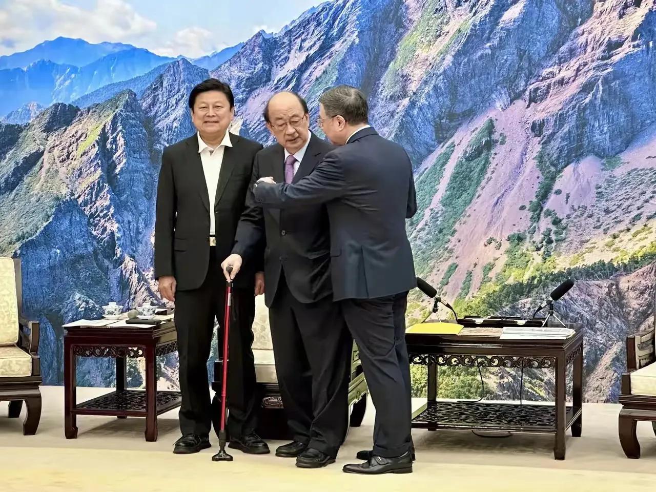 傅琨萁改变策略，从被动的防守转向主动的进攻，直接打柯建铭的牌，喊出这样的口号：大