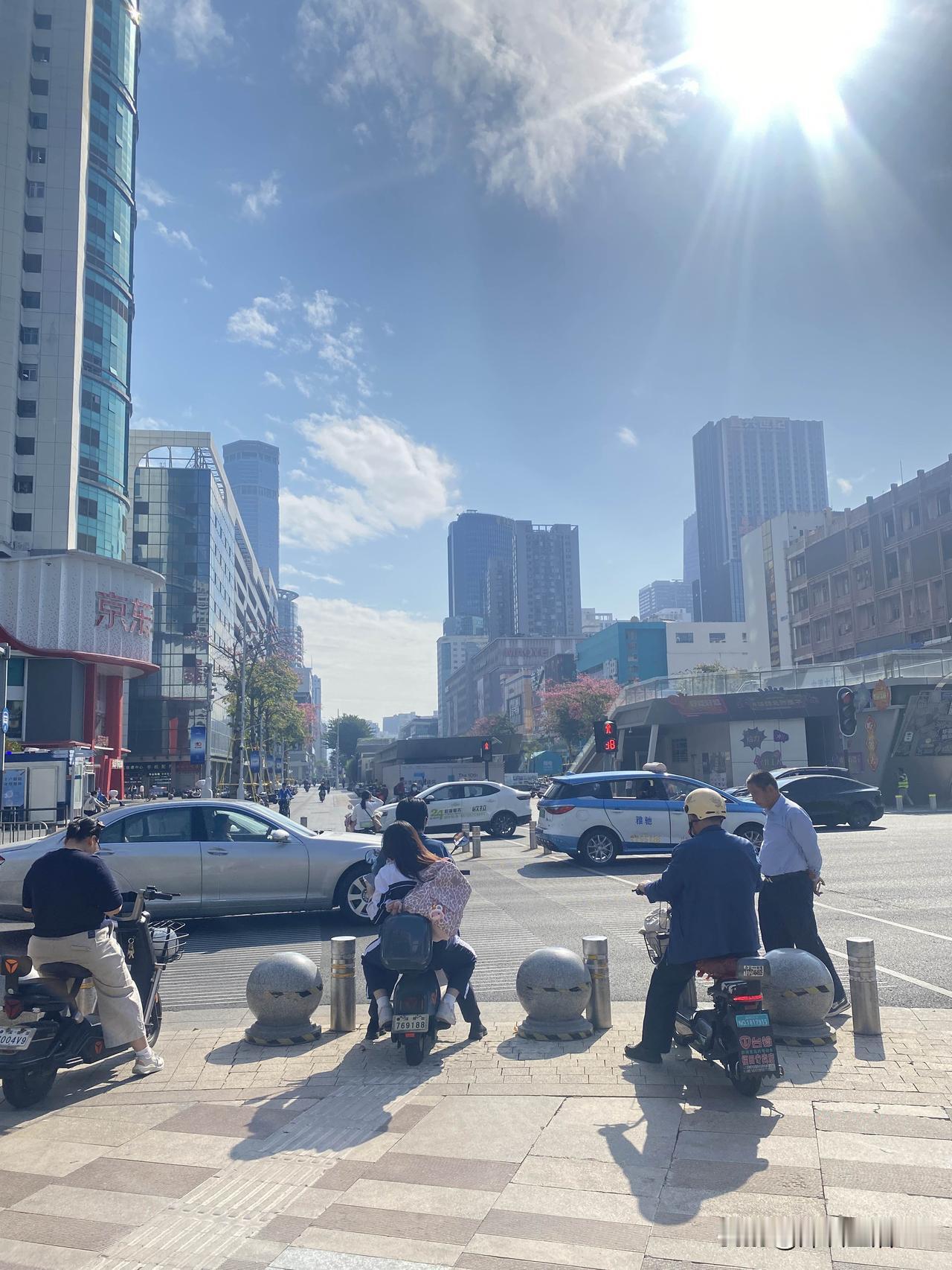 遇到一件特别棘手的事，为此我都失眠了。前段时间的一个晚上，我亲眼看到闺蜜的男