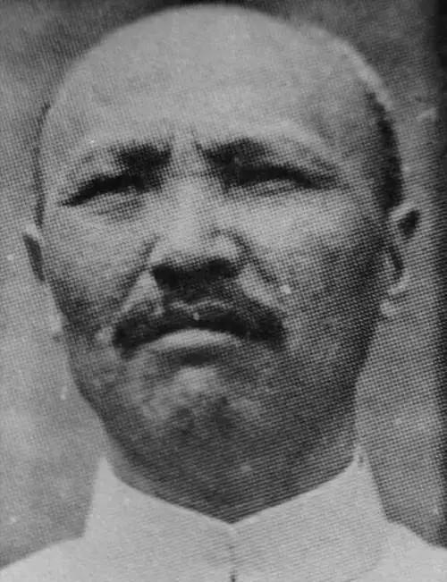 1930年3月，阎锡山委任孙殿英为军长，晋军其他军长群情激奋，说与一个盗墓贼、贩