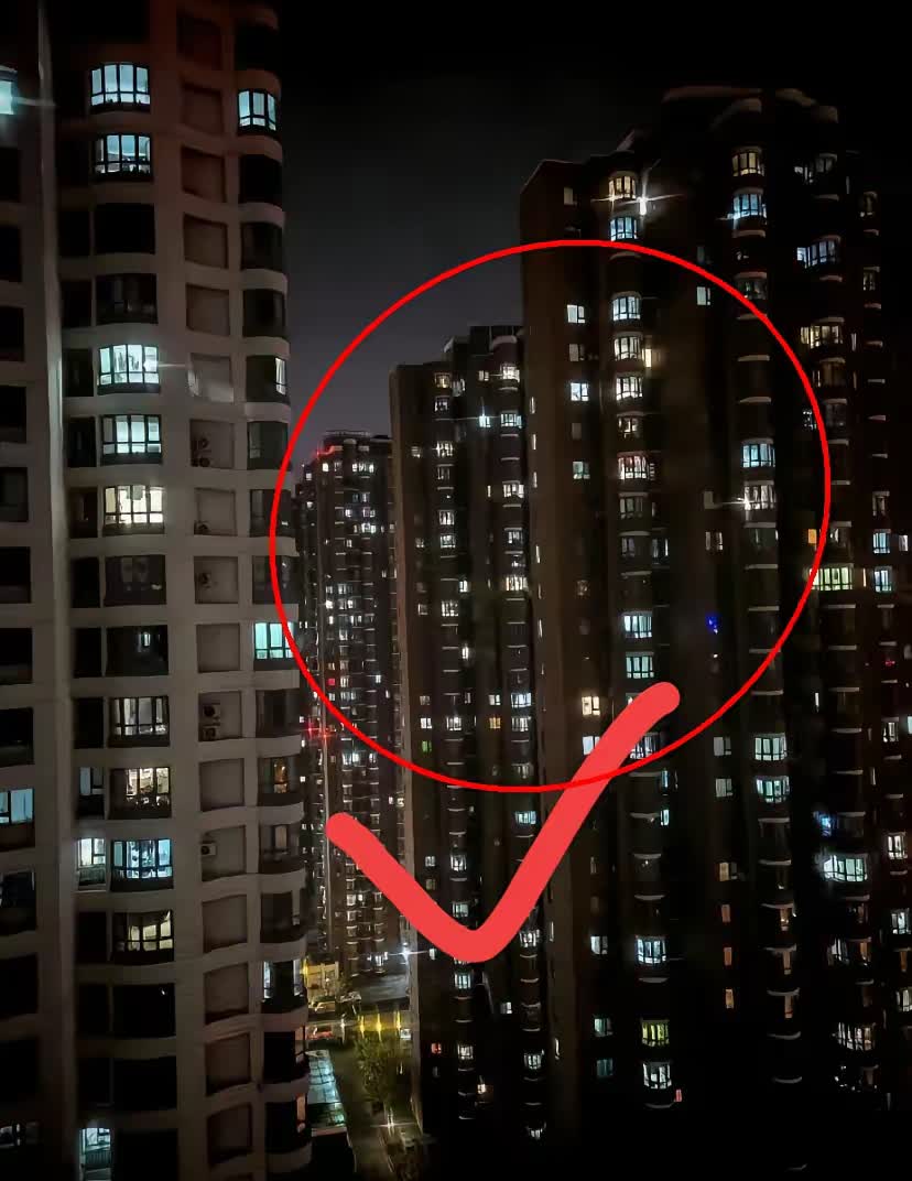 房价跌得比想象中狠。去年看中一套房，挂牌180万，我出160万没谈成。半