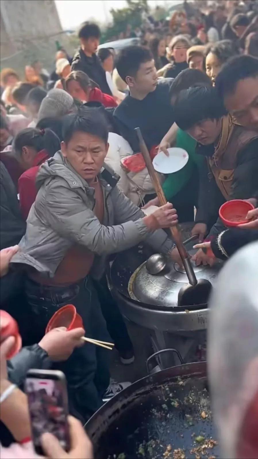 说一下杀猪宴的安全隐患。自从呆呆姑娘爆火之后，很多人跟风也想搞杀猪宴。不过这些目