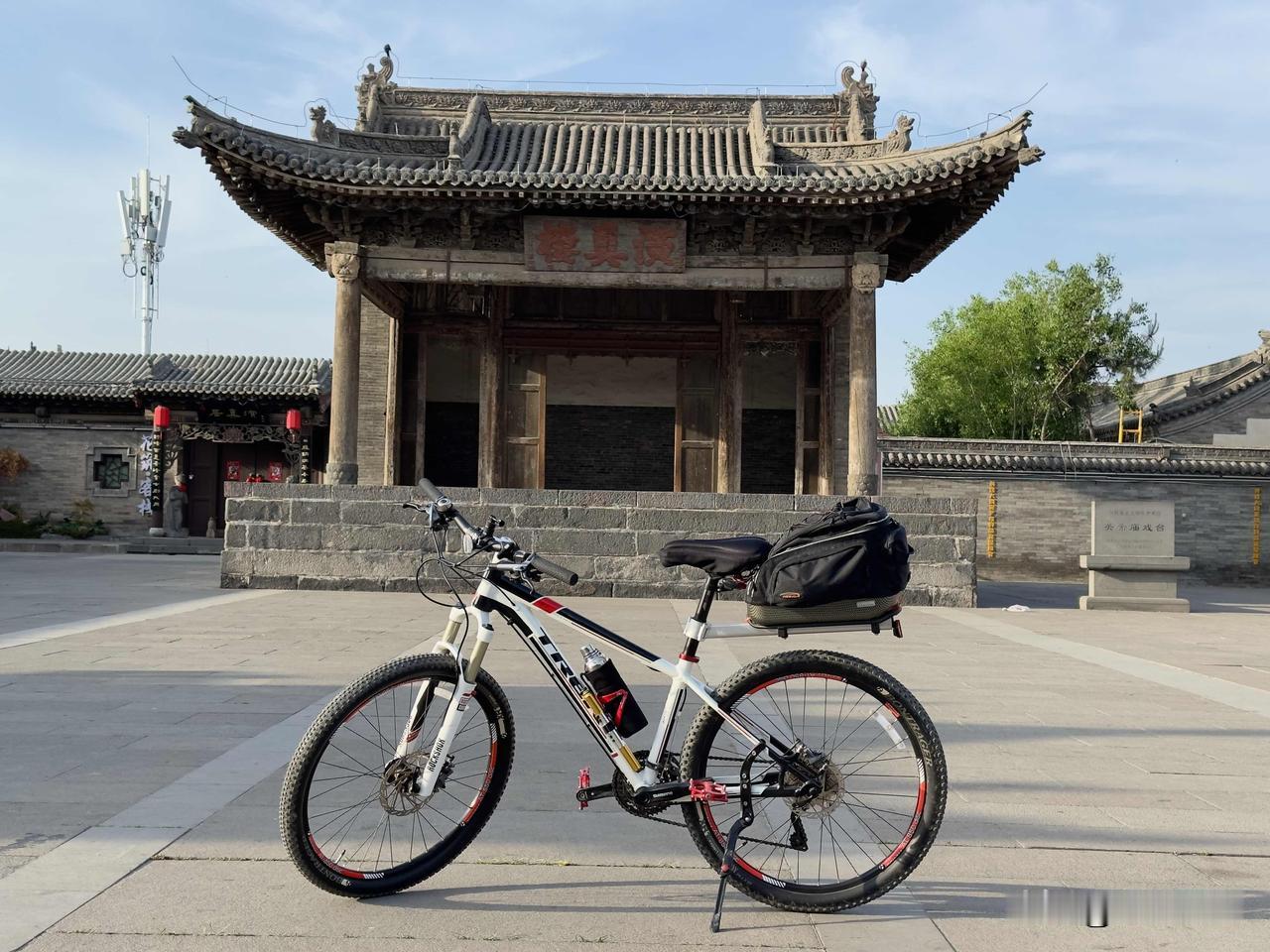 五月中旬，今年大同的最高气温达到34度。往年要到七月才会有几天这么热。好在日