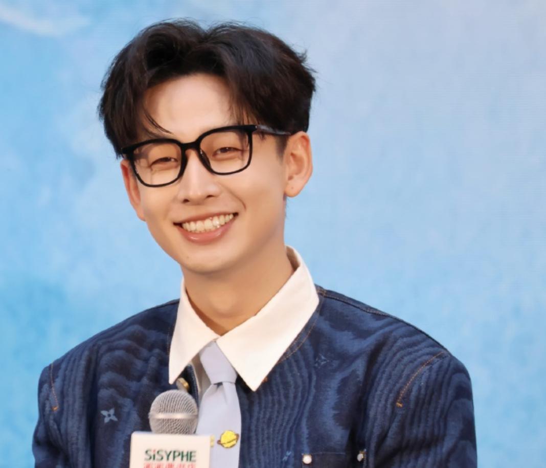 谢娜裙子被踩掉，齐思钧这波救场才是控场王浪姐一公直播又出事件了，谢娜穿个