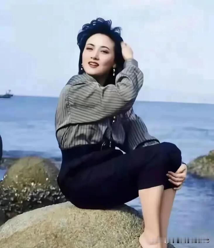 年轻时候的邓婕，她简直美得无法形容，长得天姿国色，比李秀明还有魅力，看上去十分的