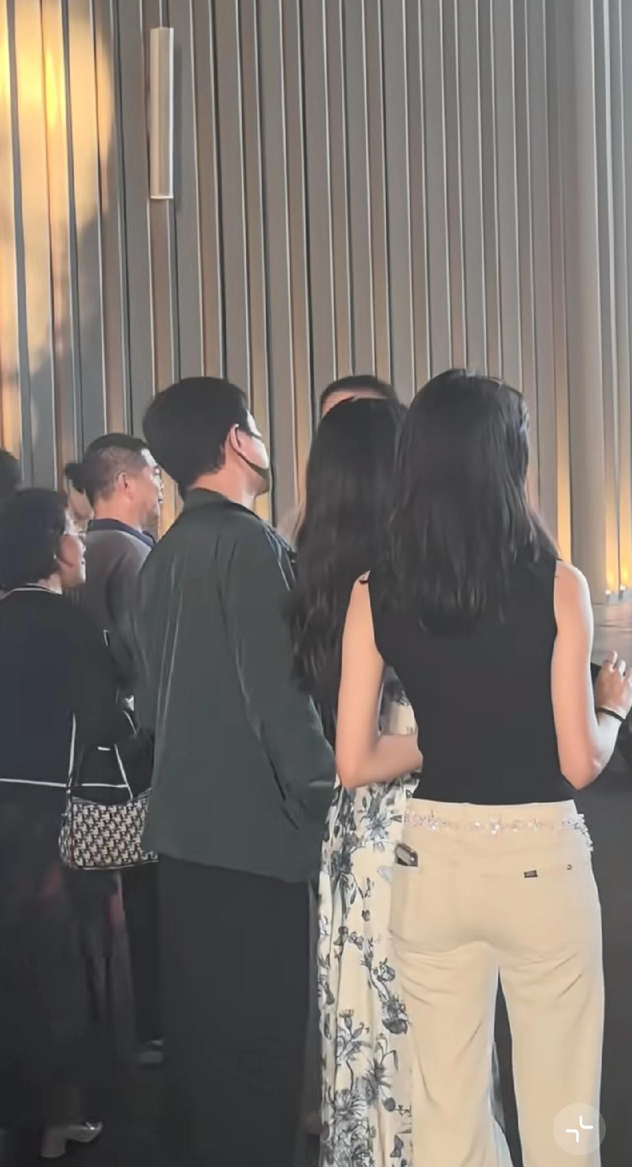 佟大为关悦一家也在海南过年，不过看着并没有和闺蜜董璇，佟丽娅她们同行，佟大为的二