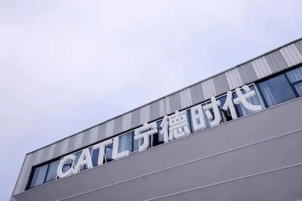 卖汽车的，不如卖汽车零部件的，你说气人不气人？我现在算是明白了，为什么华为不下场