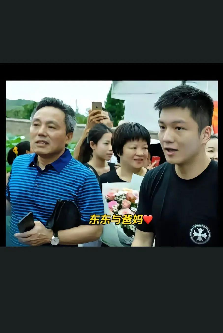 樊振东像妈妈，取了爸爸妈妈的优点[赞]我看了，不管长相，性格，挑父母优点长的，