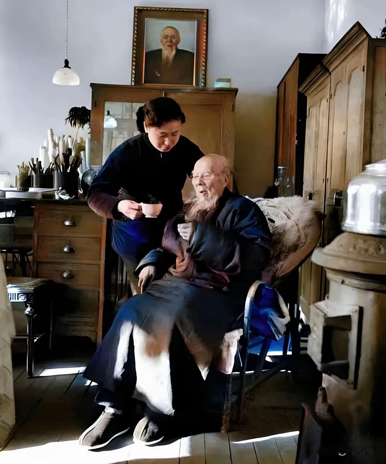 下图是齐白石93岁在家中的一张抓拍图，看得出来，此时正值冬日，他的家中取暖装置已