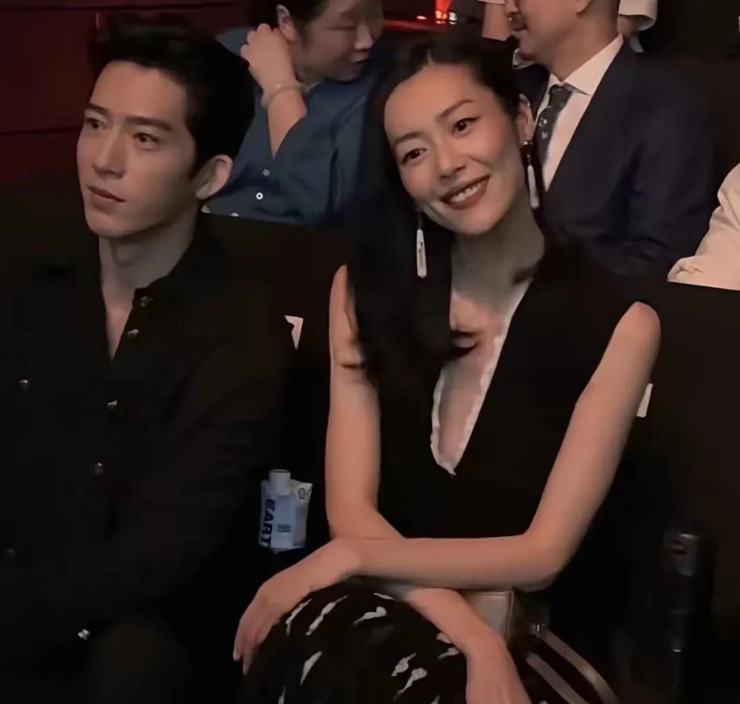 以前刘雯头靠过来，井柏然坐得笔直，像怕惊动什么；如今刘雯不在镜头里，他主动发文晒图，六年多稳稳的爱情
