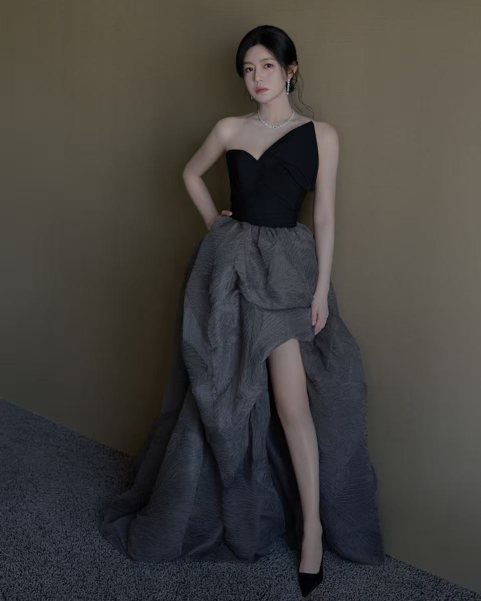 陈妍希蝴蝶结抹胸裙白鹿卢昱晓陈妍希生镜头陈妍希这套黑灰礼服穿出了高级感的天花