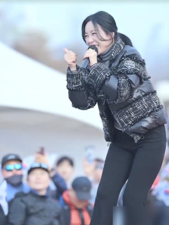 韩国人真忘了？当年论文抄袭的洪真英，现在竟因裤子勒出内裤痕，被全网捧成“健康女神