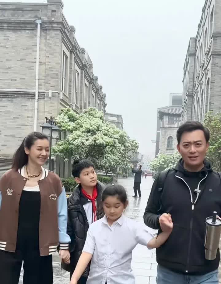 偶遇演员黄海冰的一家街头散步