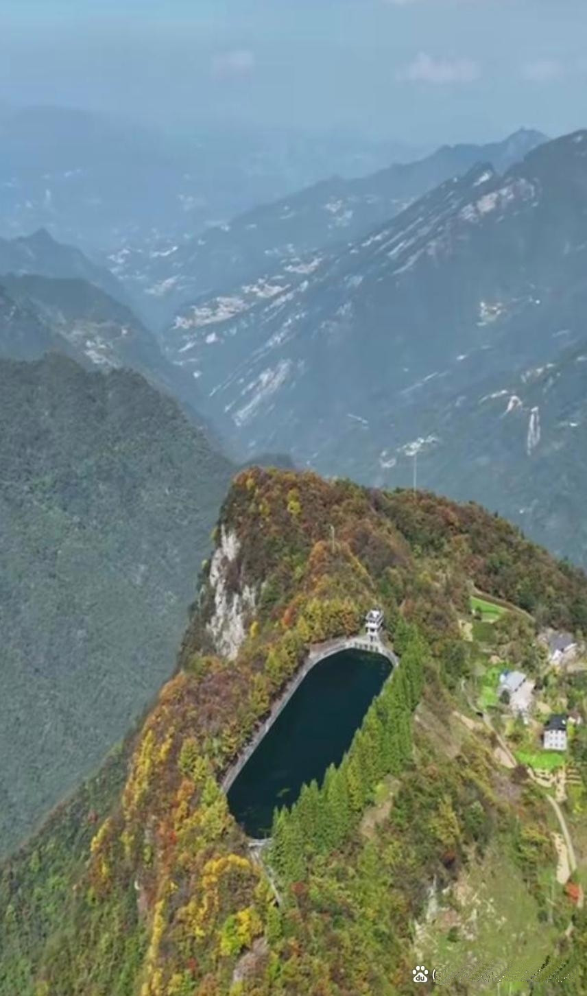 这样的自然奇景，让人不禁感叹大自然的鬼斧神工。中国人就是有智，在这地方修了一座