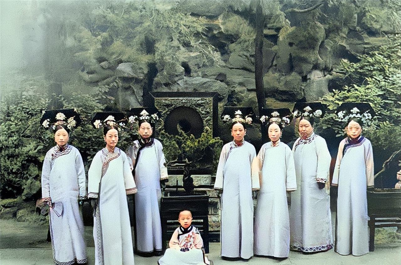 这是溥仪与皇族女眷在建福宫花园中。这些所谓的女眷其实与溥仪的血缘关系很远，甚至没
