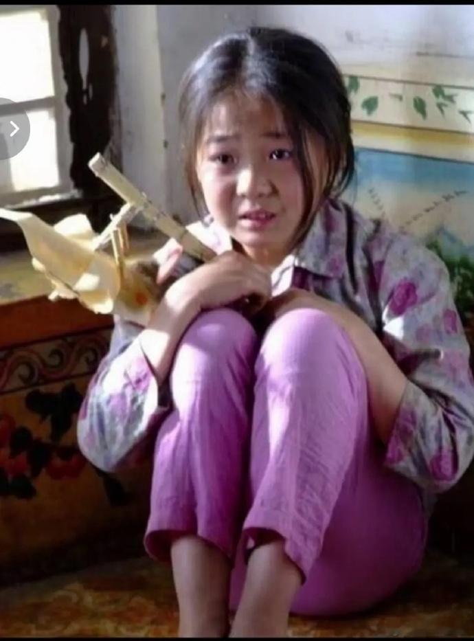 认识这个小姑娘的都成家立业了吧，现在小姑娘变成了大美女！​​​​