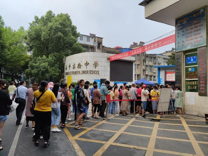 小姑子打电话问我，她儿子要升7年级了，是去私立学校还是去公立学校？我知道小姑子